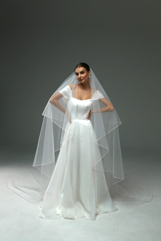 Soft Pencil-Edge Veil with Blusher