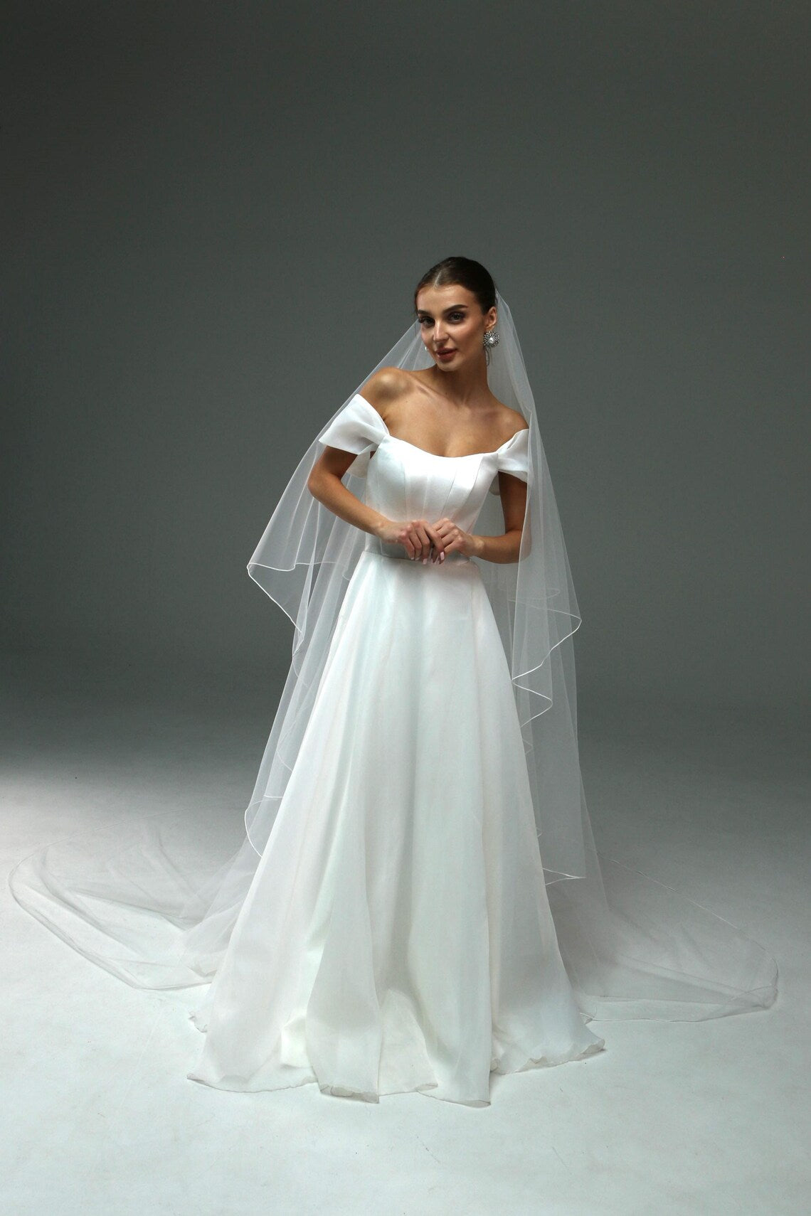 Soft Pencil-Edge Veil with Blusher
