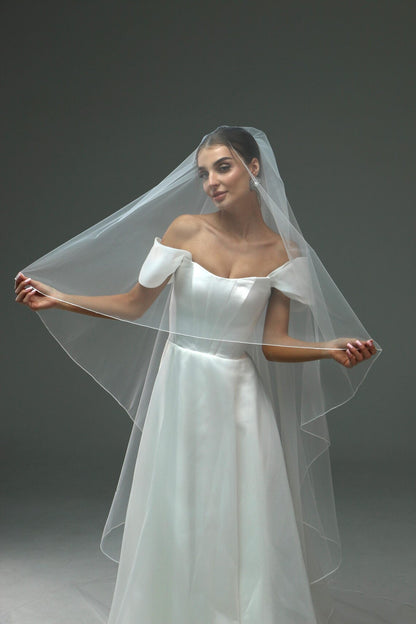 Soft Pencil-Edge Veil with Blusher