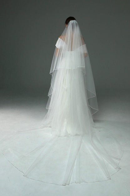 Soft Pencil-Edge Veil with Blusher