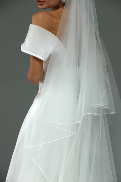 Soft Pencil-Edge Veil with Blusher
