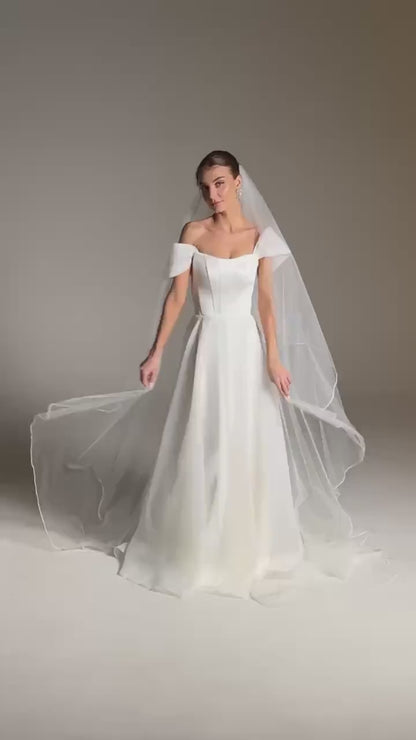 Soft Pencil-Edge Veil with Blusher